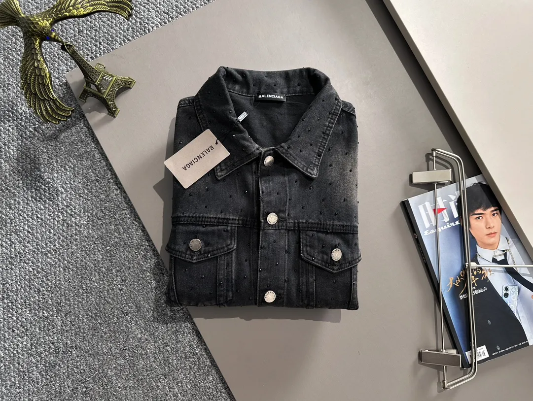 Paris 2026 catwalk style Premium customized jacquard denim jacket, the texture is first-class, the fabric is made of original jacquard material, brand LOGO is engraved, the Classic lapel denim jacket is simple and fashionable, low-key and luxurious. It is highly sought after by big stars and Internet celebrities, and is one of the must-have items for fashionistas! Sizes: S-3XL